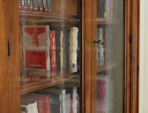 Libreria classica in legno massiccio di noce con 2 ante con vetro